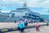 Para pelajar mengunjungi KRI Teluk Kendari yang bersandar di Pelabuhan Teluk Bayur, Kota Padang, Jumat (7/8/2026). (Foto: Pemko Padang)