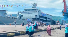 Para pelajar mengunjungi KRI Teluk Kendari yang bersandar di Pelabuhan Teluk Bayur, Kota Padang, Jumat (7/8/2026). (Foto: Pemko Padang)