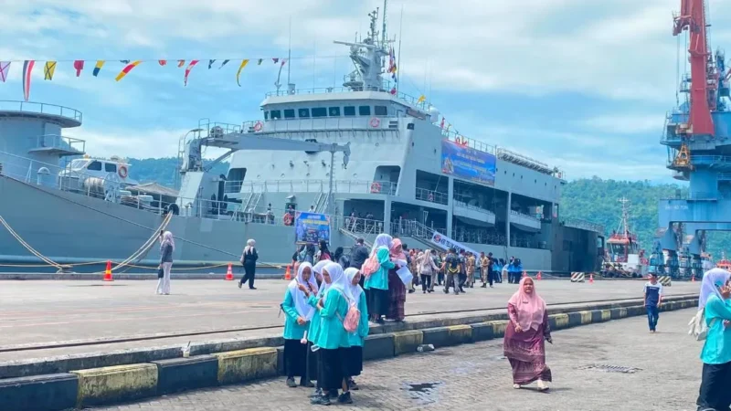 Para pelajar mengunjungi KRI Teluk Kendari yang bersandar di Pelabuhan Teluk Bayur, Kota Padang, Jumat (7/8/2026). (Foto: Pemko Padang)