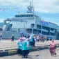 Para pelajar mengunjungi KRI Teluk Kendari yang bersandar di Pelabuhan Teluk Bayur, Kota Padang, Jumat (7/8/2026). (Foto: Pemko Padang)