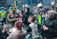 Tim gabungan memeriksa kelengkapan identitas pengunjung tempat hiburan malam, Minggu (30/8/2026) dini hari. (Foto: Satpol PP Padang)