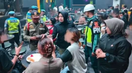 Tim gabungan memeriksa kelengkapan identitas pengunjung tempat hiburan malam, Minggu (30/8/2026) dini hari. (Foto: Satpol PP Padang)