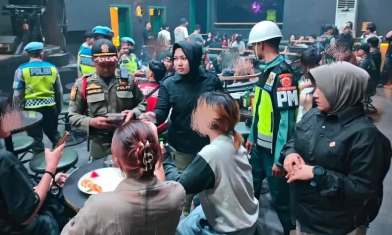 Tim gabungan memeriksa kelengkapan identitas pengunjung tempat hiburan malam, Minggu (30/8/2026) dini hari. (Foto: Satpol PP Padang)