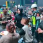 Tim gabungan memeriksa kelengkapan identitas pengunjung tempat hiburan malam, Minggu (30/8/2026) dini hari. (Foto: Satpol PP Padang)