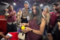 Ditresnarkoba Polda Sumbar bersama tim gabungan menggelar razia di sejumlah tempat hiburan malam di Kota Padang pada Minggu (15/8/2026) dini hari. Dalam Razia tersebut, lima pengunjung positif narkoba. (Foto: Polda Sumbar)