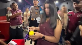Ditresnarkoba Polda Sumbar bersama tim gabungan menggelar razia di sejumlah tempat hiburan malam di Kota Padang pada Minggu (15/8/2026) dini hari. Dalam Razia tersebut, lima pengunjung positif narkoba. (Foto: Polda Sumbar)