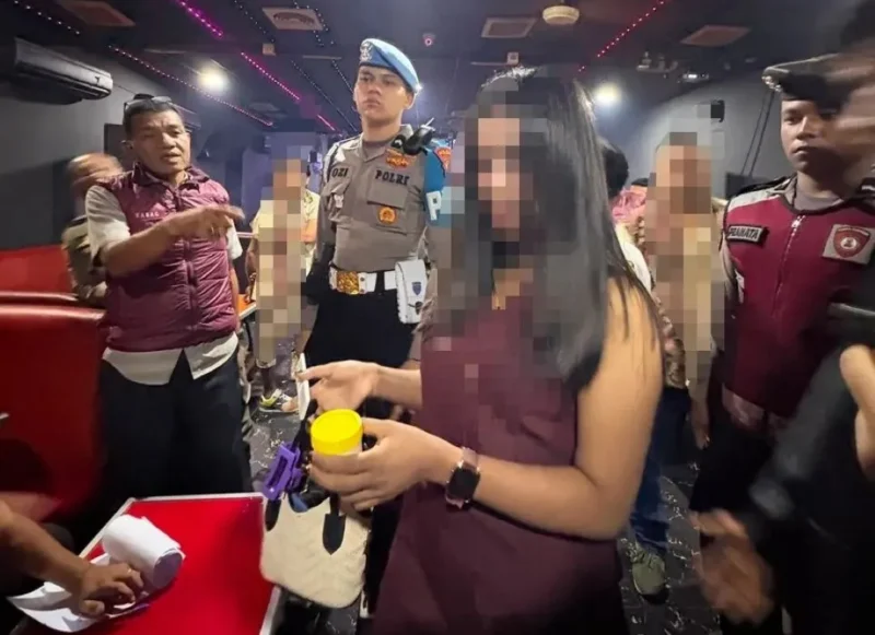 Ditresnarkoba Polda Sumbar bersama tim gabungan menggelar razia di sejumlah tempat hiburan malam di Kota Padang pada Minggu (15/8/2026) dini hari. Dalam Razia tersebut, lima pengunjung positif narkoba. (Foto: Polda Sumbar)