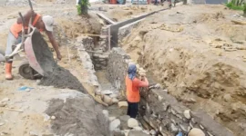 Dinas PUPR Kota Padang melakukan rehabilitasi saluran drainase di Kelurahan Tabing Banda Gadang, Kecamatan Nanggalo, Senin (31/8/2026). (Foto: Pemko Padang)