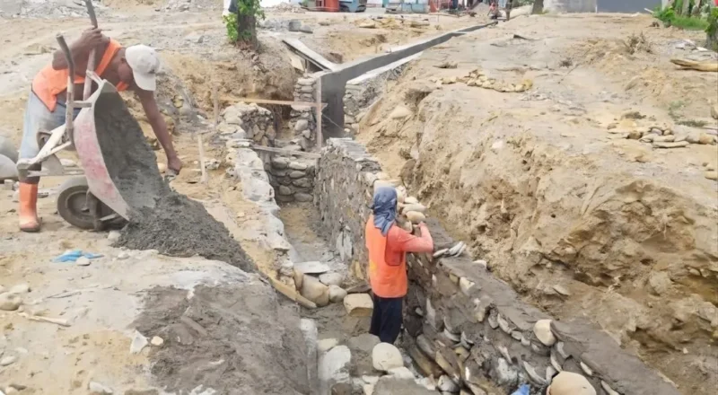Dinas PUPR Kota Padang melakukan rehabilitasi saluran drainase di Kelurahan Tabing Banda Gadang, Kecamatan Nanggalo, Senin (31/8/2026). (Foto: Pemko Padang)