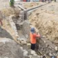 Dinas PUPR Kota Padang melakukan rehabilitasi saluran drainase di Kelurahan Tabing Banda Gadang, Kecamatan Nanggalo, Senin (31/8/2026). (Foto: Pemko Padang)