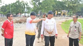 Gubernur Sumbar Mahyeldi Ansharullah meninjau kawasan GOR H. Agus Salim Padang, Minggu (16/8/2026). (Foto: ADPSB)