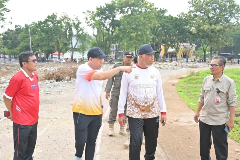 Gubernur Sumbar Mahyeldi Ansharullah meninjau kawasan GOR H. Agus Salim Padang, Minggu (16/8/2026). (Foto: ADPSB)