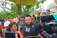Wali Kota Padang Fadly Amran mengunjungi warga Lapau Munggu, Kuranji yang terdampak banjir pada Senin (3/8/2026) lalu. (Foto: Pemko Padang)