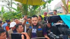 Wali Kota Padang Fadly Amran mengunjungi warga Lapau Munggu, Kuranji yang terdampak banjir pada Senin (3/8/2026) lalu. (Foto: Pemko Padang)