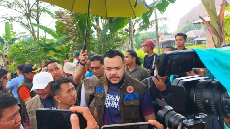 Wali Kota Padang Fadly Amran mengunjungi warga Lapau Munggu, Kuranji yang terdampak banjir pada Senin (3/8/2026) lalu. (Foto: Pemko Padang)