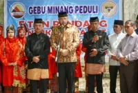 Wali Kota Padang Fadly Amran menghadiri kegiatan memasak rendang untuk korban gempa bumi NTT yang digelar oleh LKAAM bersama Gebu Minang Sumbar di Kantor LKAAM, Senin (17/8/2026). (Foto: Pemko Padang)