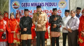 Wali Kota Padang Fadly Amran menghadiri kegiatan memasak rendang untuk korban gempa bumi NTT yang digelar oleh LKAAM bersama Gebu Minang Sumbar di Kantor LKAAM, Senin (17/8/2026). (Foto: Pemko Padang)