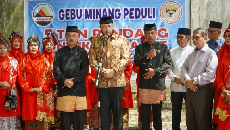 Wali Kota Padang Fadly Amran menghadiri kegiatan memasak rendang untuk korban gempa bumi NTT yang digelar oleh LKAAM bersama Gebu Minang Sumbar di Kantor LKAAM, Senin (17/8/2026). (Foto: Pemko Padang)