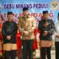 Wali Kota Padang Fadly Amran menghadiri kegiatan memasak rendang untuk korban gempa bumi NTT yang digelar oleh LKAAM bersama Gebu Minang Sumbar di Kantor LKAAM, Senin (17/8/2026). (Foto: Pemko Padang)