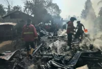 Petugas Damkar Padang memadamkan api yang menghanguskan tiga rumah di Jalan Binuang Kampung Dalam, Pauh, Kota Padang, Sabtu (1/8/2026).