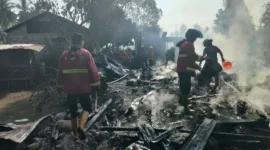 Petugas Damkar Padang memadamkan api yang menghanguskan tiga rumah di Jalan Binuang Kampung Dalam, Pauh, Kota Padang, Sabtu (1/8/2026).