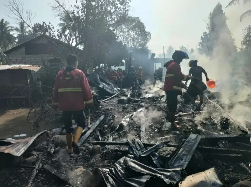 Petugas Damkar Padang memadamkan api yang menghanguskan tiga rumah di Jalan Binuang Kampung Dalam, Pauh, Kota Padang, Sabtu (1/8/2026).