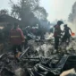 Petugas Damkar Padang memadamkan api yang menghanguskan tiga rumah di Jalan Binuang Kampung Dalam, Pauh, Kota Padang, Sabtu (1/8/2026).