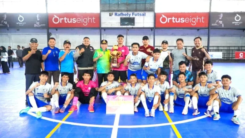 Wakil Wali Kota Padang Maigus Nasir menutup ISFC 2026 di Rafhely Futsal, Sungai Sapih. Dalam turnamen ini SMAN 1 Padang keluar sebagai juara. (Foto: Pemko Padang)