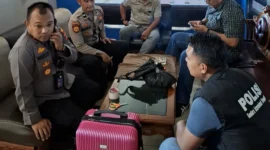 Kapolsek Kawasan BIM Ipda Wahid Mashadi saat mengamankan barang bukti koper pink berisi 1,01 kilogram sabu di BIM, Kamis (27/8/2026). (Foto: Dok. Polsek BIM)