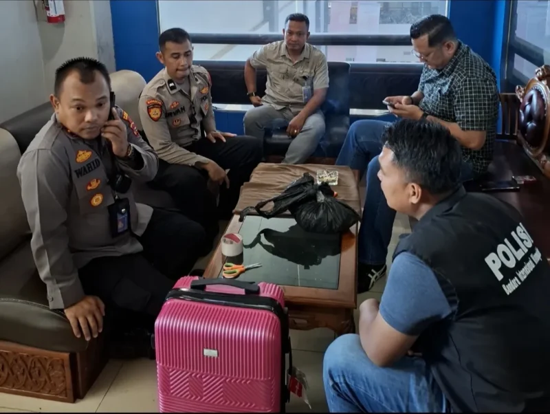 Kapolsek Kawasan BIM Ipda Wahid Mashadi saat mengamankan barang bukti koper pink berisi 1,01 kilogram sabu di BIM, Kamis (27/8/2026). (Foto: Dok. Polsek BIM)