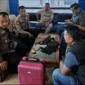 Kapolsek Kawasan BIM Ipda Wahid Mashadi saat mengamankan barang bukti koper pink berisi 1,01 kilogram sabu di BIM, Kamis (27/8/2026). (Foto: Dok. Polsek BIM)