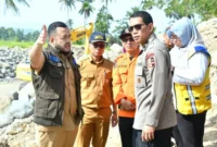 Wali Kota Padang Fadly Amran bersama Ketua Tim Monev Satgas PRR Pascabencana Alam Wilayah Sumatera, Brigjen Pol Yopie Indra Prasetya meninjau sejumlah lokasi terdampak banjir. (Foto: Pemko Padang)