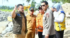 Wali Kota Padang Fadly Amran bersama Ketua Tim Monev Satgas PRR Pascabencana Alam Wilayah Sumatera, Brigjen Pol Yopie Indra Prasetya meninjau sejumlah lokasi terdampak banjir. (Foto: Pemko Padang)