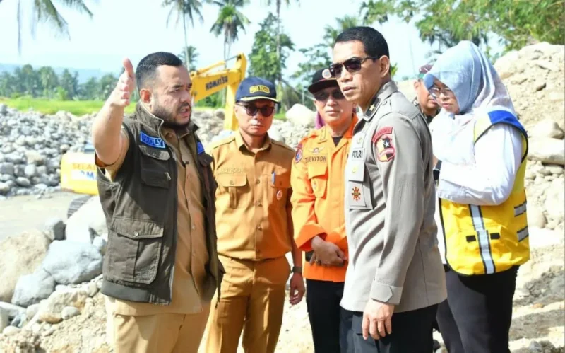 Wali Kota Padang Fadly Amran bersama Ketua Tim Monev Satgas PRR Pascabencana Alam Wilayah Sumatera, Brigjen Pol Yopie Indra Prasetya meninjau sejumlah lokasi terdampak banjir. (Foto: Pemko Padang)