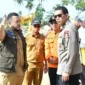 Wali Kota Padang Fadly Amran bersama Ketua Tim Monev Satgas PRR Pascabencana Alam Wilayah Sumatera, Brigjen Pol Yopie Indra Prasetya meninjau sejumlah lokasi terdampak banjir. (Foto: Pemko Padang)