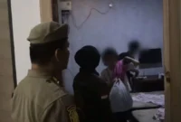 Personel Satpol PP Padang mendatangi penginapan pada Kamis (27/8/2026) dinihari. (Foto: Satpol PP Padang)