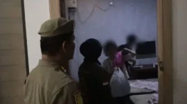 Personel Satpol PP Padang mendatangi penginapan pada Kamis (27/8/2026) dinihari. (Foto: Satpol PP Padang)