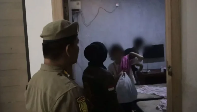 Personel Satpol PP Padang mendatangi penginapan pada Kamis (27/8/2026) dinihari. (Foto: Satpol PP Padang)