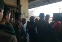 Personel Satpol PP Padang mengawal terduga pelaku percobaan pencurian di kawasan pertokoan lantai dua Pasar Raya, Padang, Senin (24/8/2026). (Foto: Dok. Humas Satpol PP Padang)