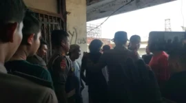 Personel Satpol PP Padang mengawal terduga pelaku percobaan pencurian di kawasan pertokoan lantai dua Pasar Raya, Padang, Senin (24/8/2026). (Foto: Dok. Humas Satpol PP Padang)