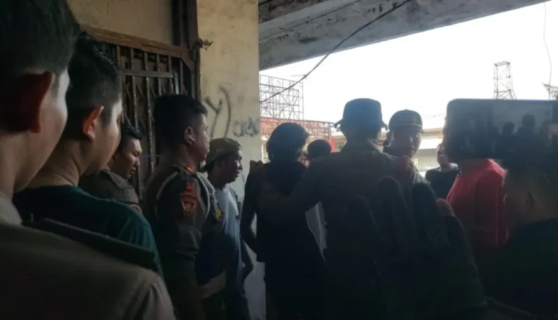 Personel Satpol PP Padang mengawal terduga pelaku percobaan pencurian di kawasan pertokoan lantai dua Pasar Raya, Padang, Senin (24/8/2026). (Foto: Dok. Humas Satpol PP Padang)