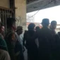 Personel Satpol PP Padang mengawal terduga pelaku percobaan pencurian di kawasan pertokoan lantai dua Pasar Raya, Padang, Senin (24/8/2026). (Foto: Dok. Humas Satpol PP Padang)