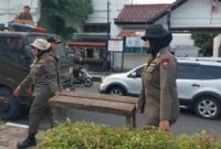Personel Satpol PP Padang menertiban PKL yang berjualan di fasum, Senin (24/8/2026). (Foto: Dok. Humas Satpol PP Padang)