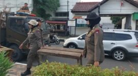 Personel Satpol PP Padang menertiban PKL yang berjualan di fasum, Senin (24/8/2026). (Foto: Dok. Humas Satpol PP Padang)