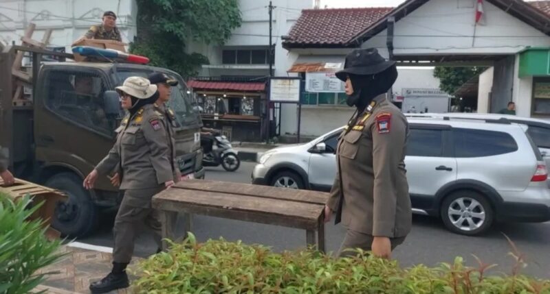 Personel Satpol PP Padang menertiban PKL yang berjualan di fasum, Senin (24/8/2026). (Foto: Dok. Humas Satpol PP Padang)
