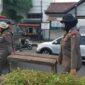 Personel Satpol PP Padang menertiban PKL yang berjualan di fasum, Senin (24/8/2026). (Foto: Dok. Humas Satpol PP Padang)