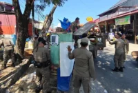 Personel Satpol PP Padang menertibkan lapak PKL di Jalan Berok Raya, Kamis (27/8/2026). (Foto: Satpol PP Padang) 