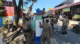 Personel Satpol PP Padang menertibkan lapak PKL di Jalan Berok Raya, Kamis (27/8/2026). (Foto: Satpol PP Padang) 