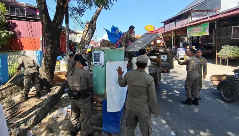 Personel Satpol PP Padang menertibkan lapak PKL di Jalan Berok Raya, Kamis (27/8/2026). (Foto: Satpol PP Padang) 