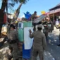 Personel Satpol PP Padang menertibkan lapak PKL di Jalan Berok Raya, Kamis (27/8/2026). (Foto: Satpol PP Padang) 